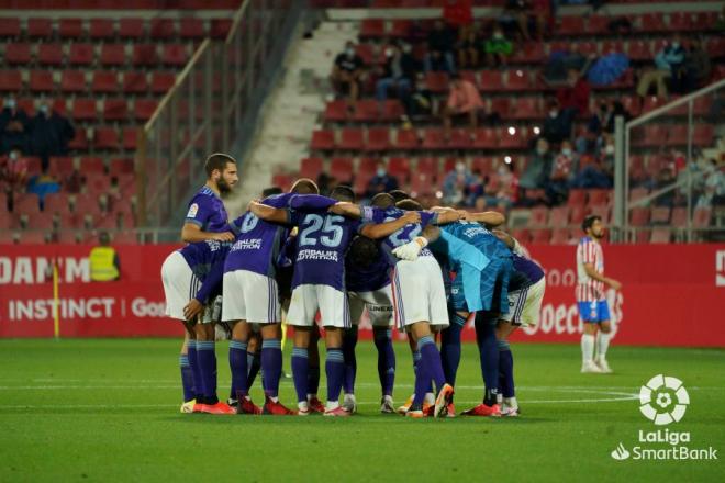 Los jugadores del Real Valladolid, antes del inicio del duelo en Montilivi (Foto: LaLIga).