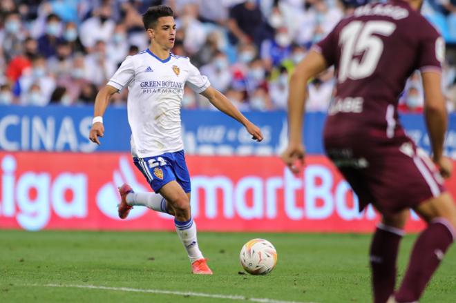 Bermejo conduce un balón ante el Sanse (Foto: Daniel Marzo).