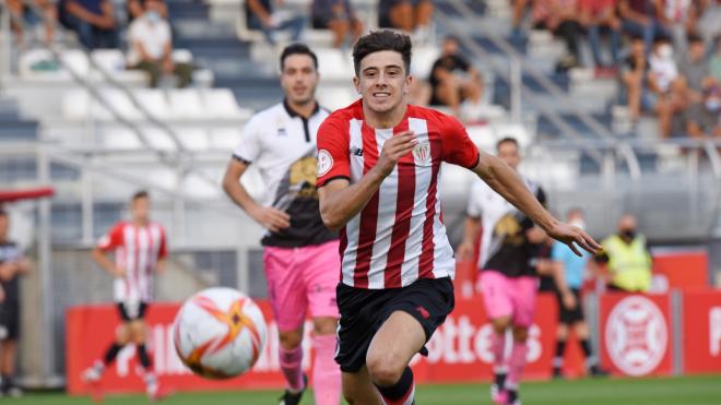 Un lance de Nico Serrano en el Bilbao Athletic-Unionistas (Foto: Athletic Club).