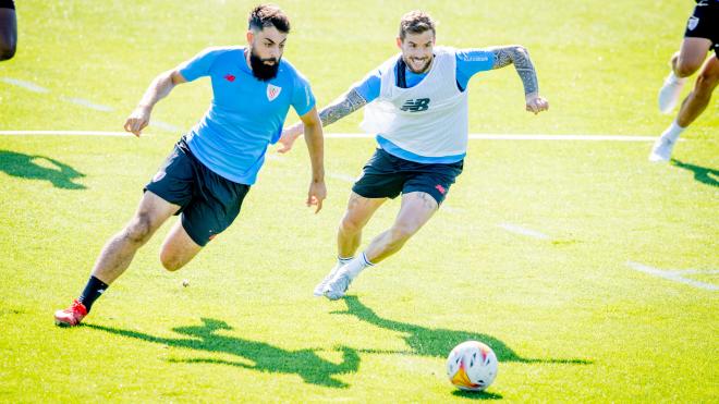 Asier Villalibre pugna con Iñigo Martínez en Lezama (Foto: Athletic Club).