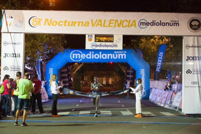 Emmanuel Moi bate la mejor marca mundial del año en la 15K Nocturna Valencia Banco Mediolanum