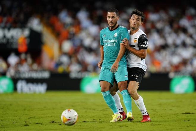 Guillamón presiona a Hazard en el Valencia-Real Madrid (Foto: Cordon Press),