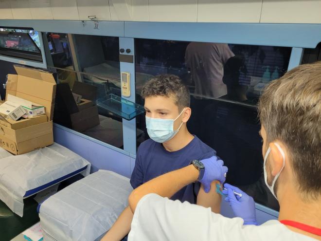 Pinchazo y partidazo: vacunas contra la COVID en Mestalla