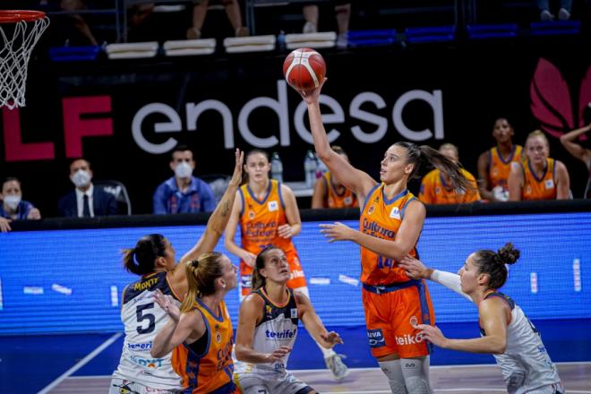 Valencia Basket tumba al Tenerife y luchará por el título de Supercopa (58-68)