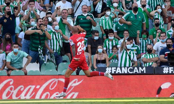 Aleix Vidal celebrando su gol (Foto: Kiko Hurtado).