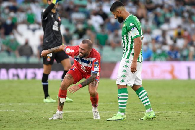 Aleix Vidal y Pezzella, en el Betis-Espanyol de la primera vuelta (Foto: Kiko Hurtado).