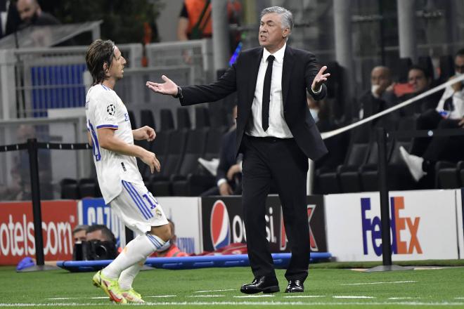 Carlo Ancelotti da instrucciones delante de Modric durante el Inter-Real Madrid (Foto: Cordon Press