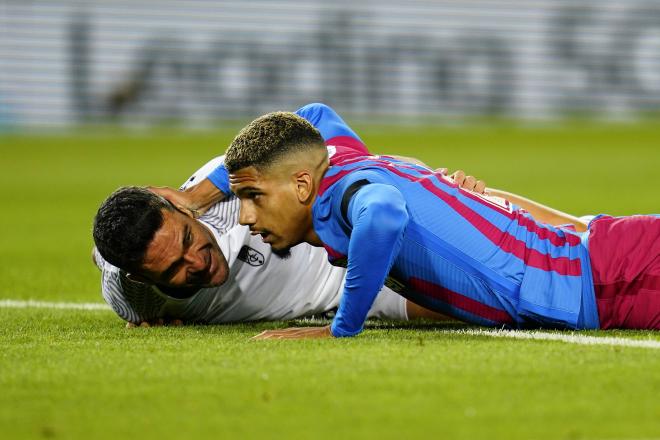 Araujo sobre el césped del Camp Nou con Jorge Molina en un partido del Barça (Foto: Cordon Press).