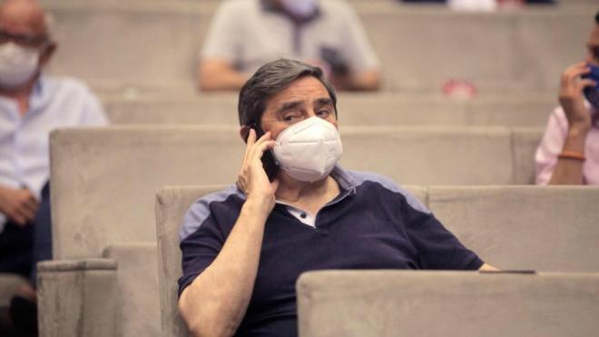 Augusto César Lendoiro habla por teléfono antes de comenzar una Asamblea del Dépor (Foto: EFE).