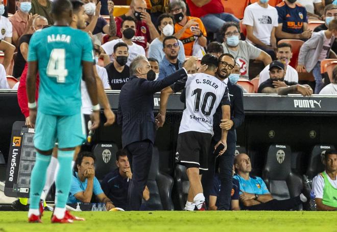Carlos Soler se retira ante el Real Madrid (Foto: Valencia CF)