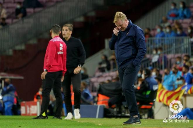 Ronald Koeman, disgustado en el banquillo del Camp Nou durante el Barça-Granada (Foto: LaLiga).