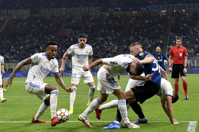 Militao se lleva el balón ante Carvajal, Skriniar y Valverde en el Inter-Real Madrid (Foto: Cordon Press). 