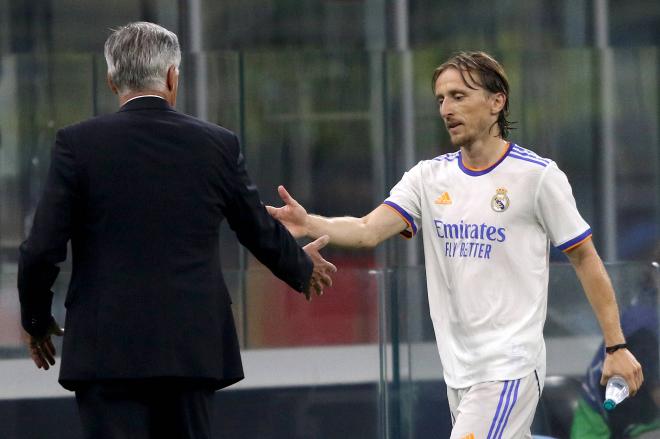 Carlo Ancelotti saluda a Modric tras cambiarlo en el Inter-Real Madrid (Foto: Cordon Press).
