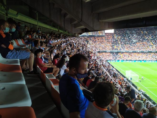 Los aficionados del Valencia CF volviendo a disfrutar en Mestalla
