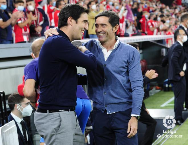 Andoni Iraola se saluda con Marcelino en la previa del partido del Athletic ante el Rayo en San Mamés.