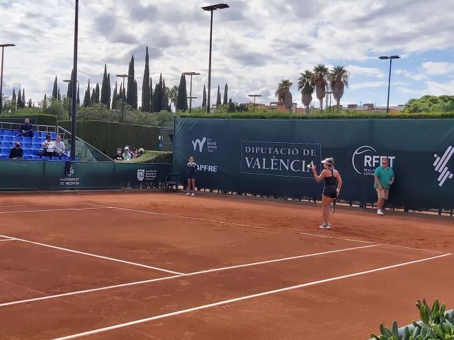 Arantxa Rus e Irina Bara avanzan a segunda ronda del Open Ciudad de Valencia