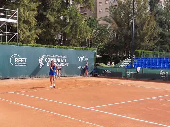 Arantxa Rus e Irina Bara avanzan a segunda ronda del Open Ciudad de Valencia
