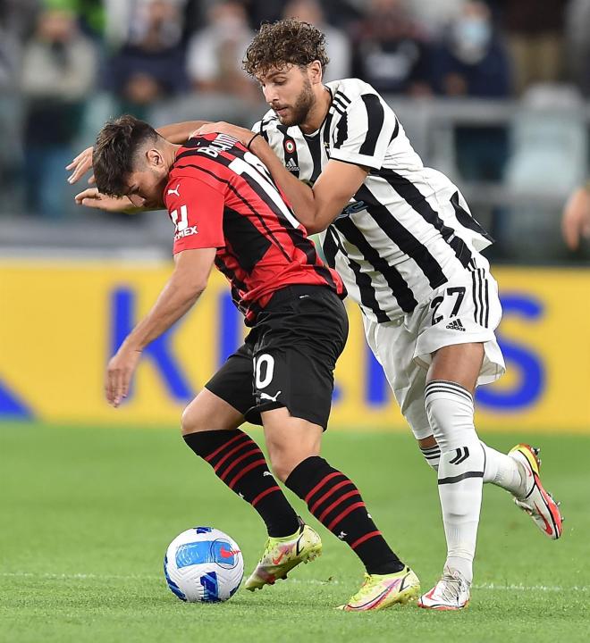 Brahim, ante Locatelli en el Juventus-Milan.
