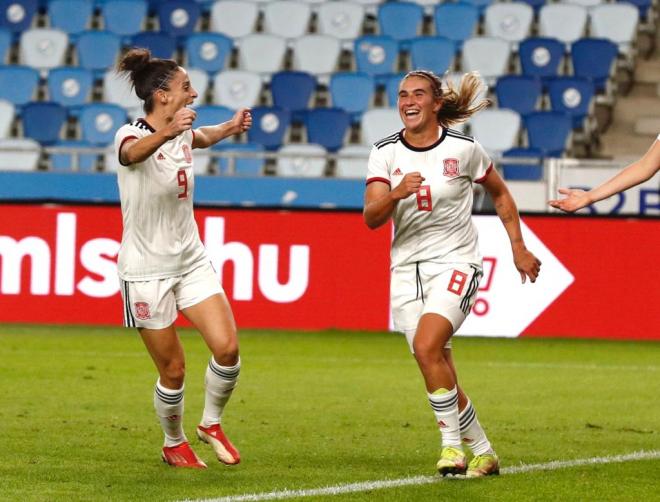 Marinoa y Esther celebran uno de los goles frente a Hungría (FOTO: @SeFutbolFem).