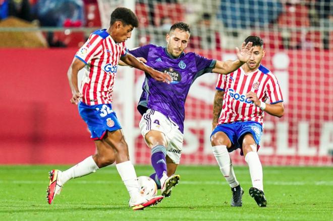 Kiko Olivas disputa un balón ante el Girona (Foto: Real Valladolid).