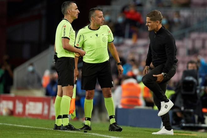 Robert Moreno se queja ante Jaime Latre, uno de los árbitros de la jornada (Foto: EFE).