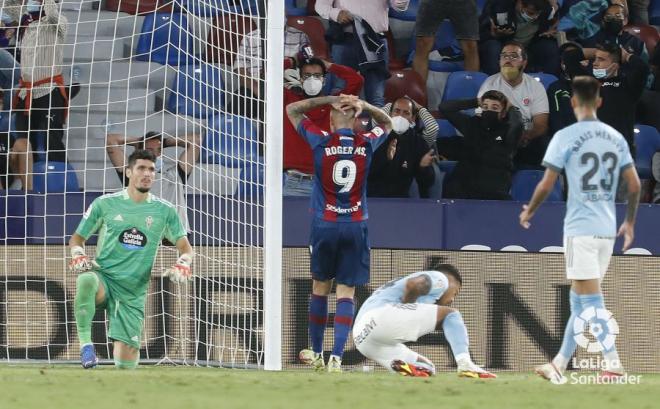 Roger falla el penalti ante Dituro en el Levante-Celta (Foto: LaLiga).