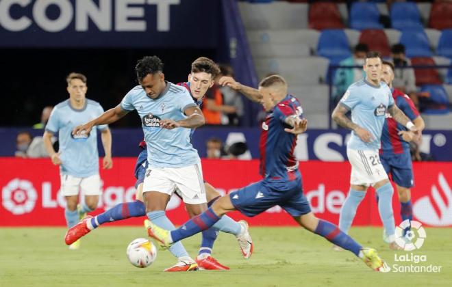 Renato Tapia intenta regatear a dos jugadores del Levante (Foto: LaLiga).