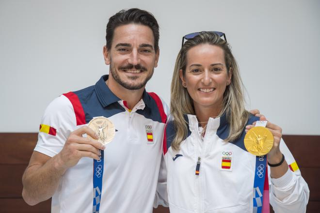 Damián Quintero y Fátima Gálvez posan con sus respectivas medallas conseguidas en Tokio.