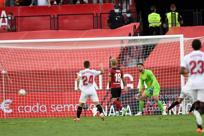 Mamardashvili encaja el segundo gol sevillista (Foto: Kiko Hurtado)