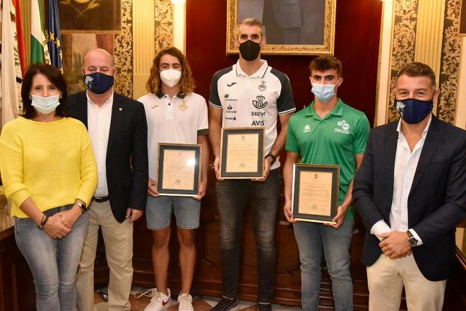 Los jugadores, con sus reconocimientos por parte del Ayuntamiento de Antequera.