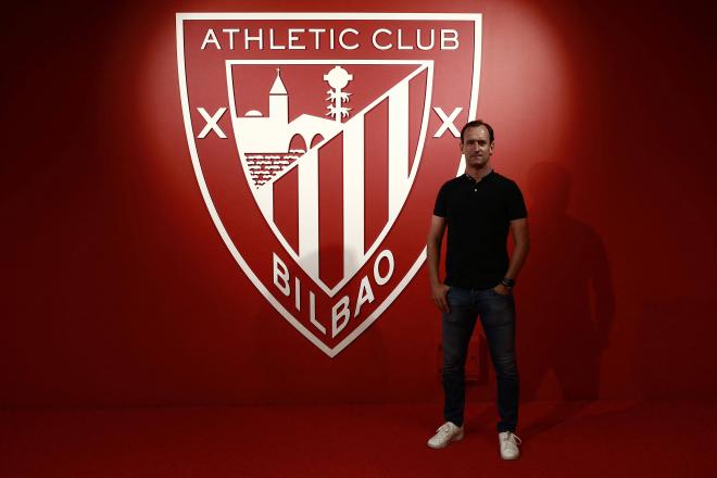 Joseba Etxeberría, ahora entrenador de la SD Eibar, posa con el escudo del Athletic Club de fondo (Foto: Cordon Press).