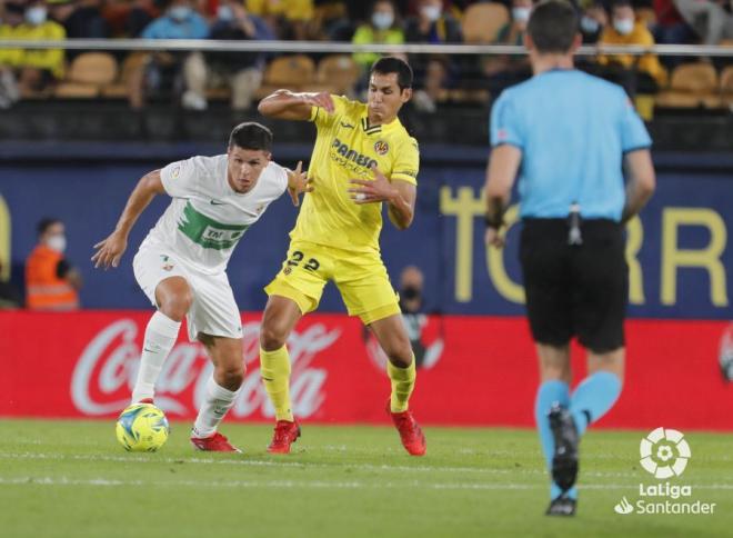 Mandi y Carrillo disputan un balón en el Villarreal-Elche.