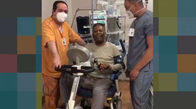 Pelé hace bicicleta estática en el hospital para seguir con su rehabilitación.