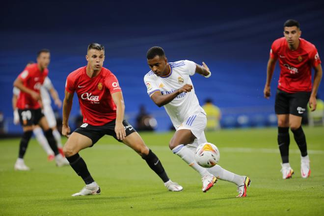 Rodrygo encara a Valjent en el Real Madrid-Mallorca (Foto: Cordon Press).