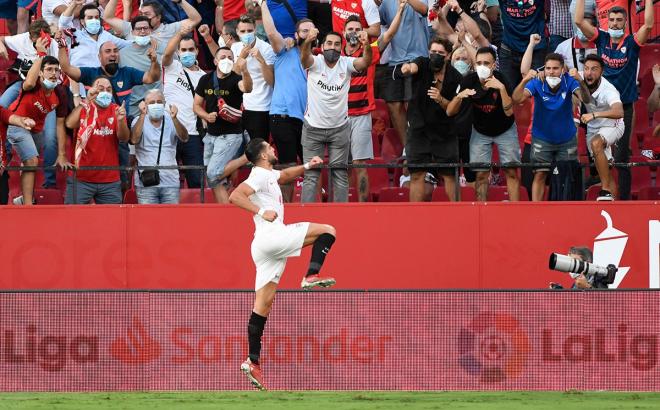 Rafa Mir celebra el gol ante el Valencia. (Foto: Kiko Hurtado).