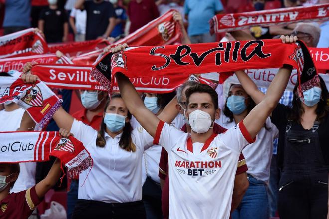 Aficionados del Sevilla, en el partido ante el Valencia (Foto: Kiko Hurtado).