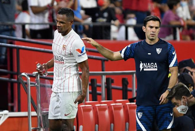 Fernando se retira lesionado de un partido del Sevilla (Foto: Kiko Hurtado).