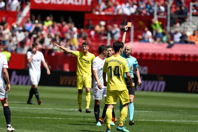 González Fuertes enseña la tarjeta roja a Ben Yedder. (Foto: Kiko Hurtado)