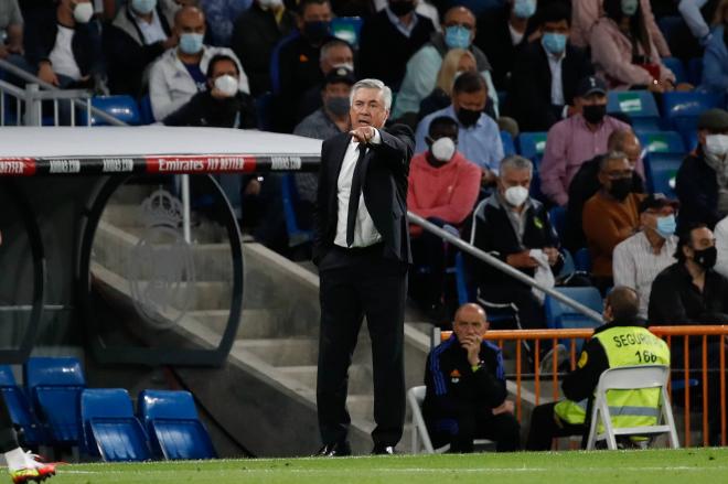 Carlo Ancelotti da indicaciones a sus jugadores en la banda de Bernabéu (FOTO: Cordón Press).