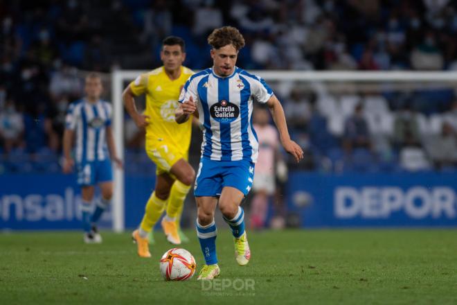 Mario Soriano conduce un balón en el Dépor-Badajoz (Foto: RCD).