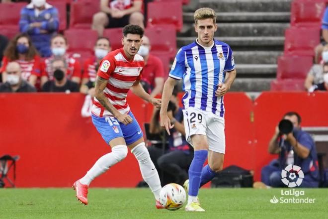 Robert Navarro, en un lance del partido entre el Granada y la Real Sociedad (Foto: LaLiga).