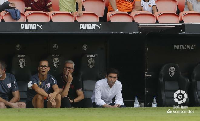 Marcelino García Toral, sentado con el Athletic en el banquillo de Mestalla (Foto: LaLiga).