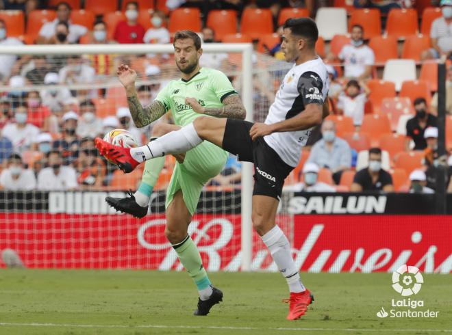Íñigo Martínez pugna un balón con Maxi Gómez en Mestalla ante el Valencia (Foto: LaLiga).