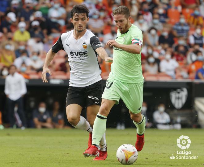 Iker Muniain dribla a Hugo Guillamón en Mestalla en un partido del Athletic Club ante el Valencia (Foto: LaLiga).