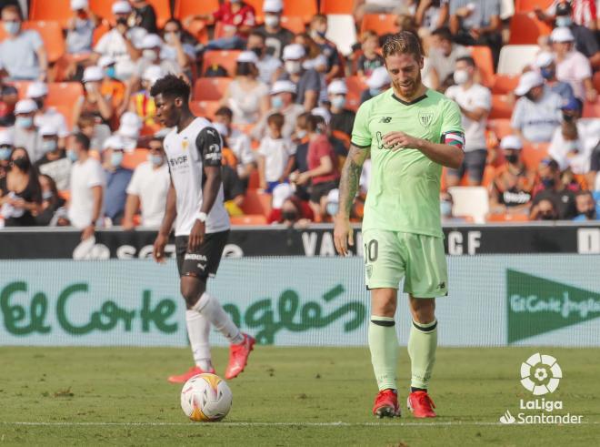 El capitán del Athletic, Iker Muniain, se lamenta tras un error en Mestalla ante el Valencia (Foto: LaLiga).