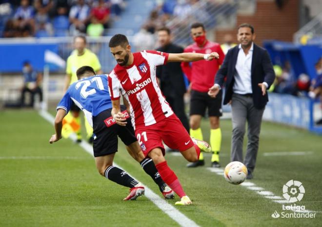 Carrasco trata de marcharse de un jugador del Alavés (Foto: LaLiga).