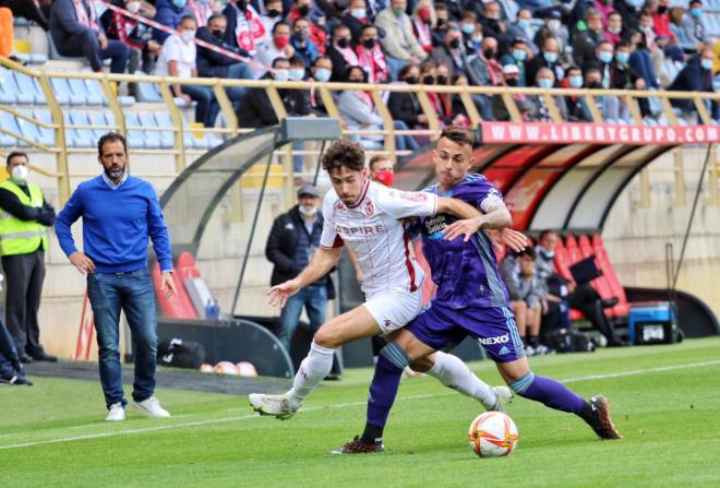 Nieto pugna por un balón en León (Foto: Real Valladolid).