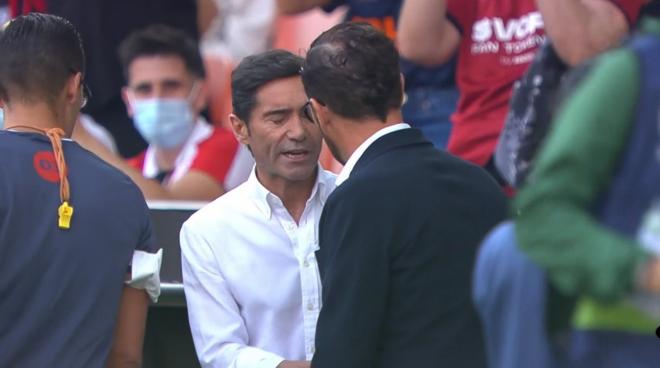 Marcelino se saluda con José Bordalás en el Valencia-Athletic Club de San Mamés.