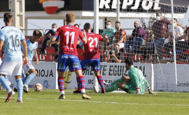 Castro despejando la parada de Campos (Foto: CD Calahorra).