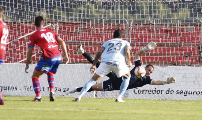 Iricibar para el cabezazo de Javi Castro (Foto: CD Calahorra).